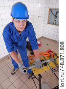 Plumber measuring plastic piping. Стоковое фото, агентство Ingram Publishing / Фотобанк Лори