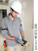 Man preparing voltmeter. Стоковое фото, агентство Ingram Publishing / Фотобанк Лори