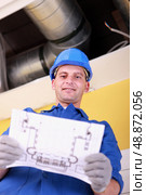 Engineer with a heating plan. Стоковое фото, агентство Ingram Publishing / Фотобанк Лори