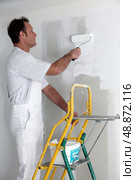 Man painting a wall. Стоковое фото, агентство Ingram Publishing / Фотобанк Лори