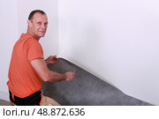 Man laying a linoleum floor. Стоковое фото, агентство Ingram Publishing / Фотобанк Лори