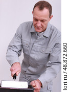 Man with paint roller. Стоковое фото, агентство Ingram Publishing / Фотобанк Лори