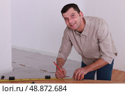 Tradesman marking a measurement on a wooden plank. Стоковое фото, агентство Ingram Publishing / Фотобанк Лори