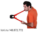 Man holding bolt-cutters. Стоковое фото, агентство Ingram Publishing / Фотобанк Лори