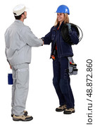 Workers greeting each other. Стоковое фото, агентство Ingram Publishing / Фотобанк Лори
