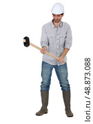 Tradesman holding a mallet. Стоковое фото, агентство Ingram Publishing / Фотобанк Лори