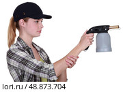 Woman holding blow-torch. Стоковое фото, агентство Ingram Publishing / Фотобанк Лори