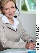 Woman smiling with headset. Стоковое фото, агентство Ingram Publishing / Фотобанк Лори