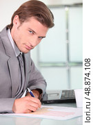 Young businessman analysing. Стоковое фото, агентство Ingram Publishing / Фотобанк Лори