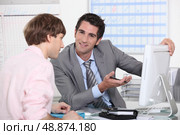 Man demonstrating a computer. Стоковое фото, агентство Ingram Publishing / Фотобанк Лори
