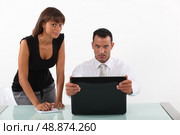 businessman in front of his laptop looking surprised. Стоковое фото, агентство Ingram Publishing / Фотобанк Лори