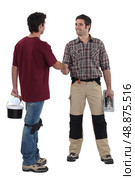 Decorators shaking hands. Стоковое фото, агентство Ingram Publishing / Фотобанк Лори