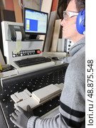Man operating machinery wearing ear defenders. Стоковое фото, агентство Ingram Publishing / Фотобанк Лори