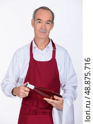 waiter opening bottle. Стоковое фото, агентство Ingram Publishing / Фотобанк Лори
