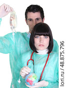 two surgeons auscultating a globe. Стоковое фото, агентство Ingram Publishing / Фотобанк Лори
