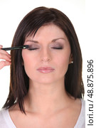 Woman applying eyeshadow. Стоковое фото, агентство Ingram Publishing / Фотобанк Лори