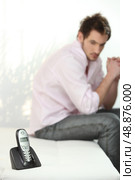 Man waiting for phone call. Стоковое фото, агентство Ingram Publishing / Фотобанк Лори