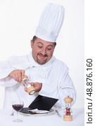 Chef seasoning the bill. Стоковое фото, агентство Ingram Publishing / Фотобанк Лори