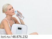 Blond woman with scales. Стоковое фото, агентство Ingram Publishing / Фотобанк Лори