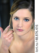 Woman applying body cream. Стоковое фото, агентство Ingram Publishing / Фотобанк Лори
