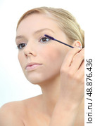 Woman applying eye make-up. Стоковое фото, агентство Ingram Publishing / Фотобанк Лори