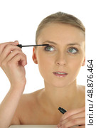 Woman applying makeup. Стоковое фото, агентство Ingram Publishing / Фотобанк Лори
