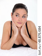 feminine woman in bra on a bed. Стоковое фото, агентство Ingram Publishing / Фотобанк Лори