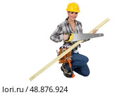A female carpenter with a handsaw. Стоковое фото, агентство Ingram Publishing / Фотобанк Лори