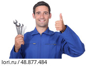 head and shoulders portrait of plumber holding wrenches all smiles. Стоковое фото, агентство Ingram Publishing / Фотобанк Лори