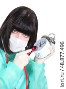 woman auscultating alarm clock. Стоковое фото, агентство Ingram Publishing / Фотобанк Лори