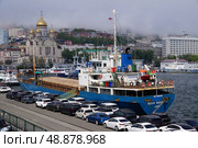 Судно Сухогруз OCEAN QUEEN SV рядом с привезенными японский автомобилями. Редакционное фото, фотограф Яна Савинова / Фотобанк Лори