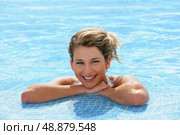 Happy blond girl at a poolside. Стоковое фото, агентство Ingram Publishing / Фотобанк Лори