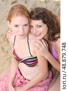 Young women enjoying a day at the beach together. Стоковое фото, агентство Ingram Publishing / Фотобанк Лори