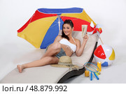 Woman laying on sun lounger. Стоковое фото, агентство Ingram Publishing / Фотобанк Лори
