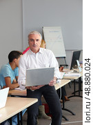 Trainer in computer room. Стоковое фото, агентство Ingram Publishing / Фотобанк Лори