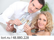 couple drinking champagne. Стоковое фото, агентство Ingram Publishing / Фотобанк Лори
