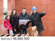 Family on a construction site. Стоковое фото, агентство Ingram Publishing / Фотобанк Лори