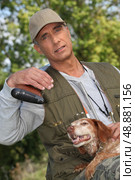 huntsman posing with dog outdoors. Стоковое фото, агентство Ingram Publishing / Фотобанк Лори
