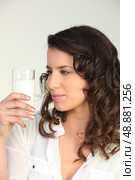 Woman drinking glass of milk. Стоковое фото, агентство Ingram Publishing / Фотобанк Лори