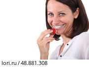 Woman holding strawberry. Стоковое фото, агентство Ingram Publishing / Фотобанк Лори
