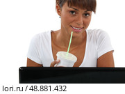 Woman with drink and computer. Стоковое фото, агентство Ingram Publishing / Фотобанк Лори