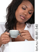 Young woman drinking coffee. Стоковое фото, агентство Ingram Publishing / Фотобанк Лори