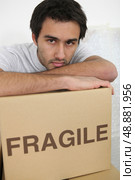 A tired man on moving day. Стоковое фото, агентство Ingram Publishing / Фотобанк Лори