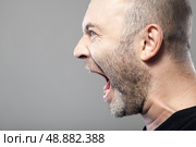 angry man screaming isolated on gray background with copyspace. Стоковое фото, агентство Ingram Publishing / Фотобанк Лори