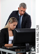 Boss explaining something to colleague. Стоковое фото, агентство Ingram Publishing / Фотобанк Лори