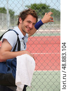 Man stood by tennis court. Стоковое фото, агентство Ingram Publishing / Фотобанк Лори