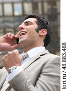 Man guffawing on phone. Стоковое фото, агентство Ingram Publishing / Фотобанк Лори