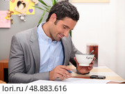 Businessman having coffee before work. Стоковое фото, агентство Ingram Publishing / Фотобанк Лори