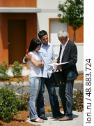 Real estate agent with clients. Стоковое фото, агентство Ingram Publishing / Фотобанк Лори