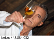 Oenologist analysing a wine. Стоковое фото, агентство Ingram Publishing / Фотобанк Лори